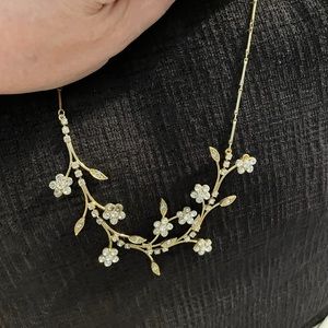 15 inch in 18 inch to tip Lavalier style flowers design necklace on gold chain